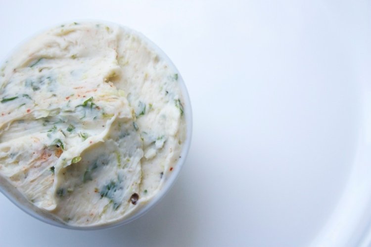 Bylina-maslo-urobte si-parmezán-citrón-šťava-sklad-v chladničke