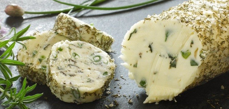 Vyrobte si bylinkové maslo sami rolka-plátok-rez-gril