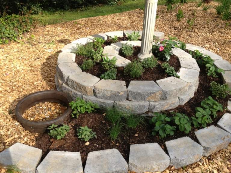 bylinková špirála vytvoriť dlažobný kameň zalievanie pôdy rastliny stĺp grécky štýl