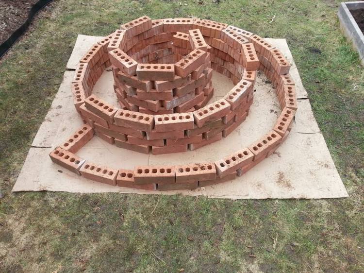 Bylinka-spirala-polozka-montaz-navodu-tehly-krok-4