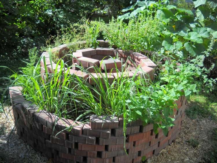 Vytvorenie bylinkovej špirály - návod - kombinovanie byliniek