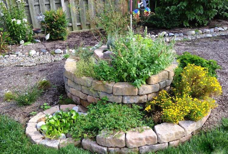 Mini bylinkový slimáčik záhradné dlažobné kocky kvety bylinky