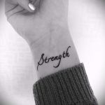 الصورة - tatouage fraîche sur son poignet - un exemple 1110 tatufoto.ru
