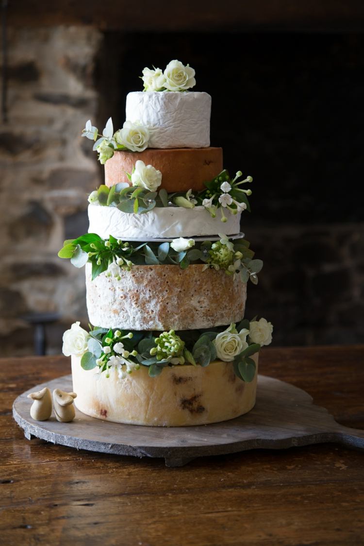 Syry poukladajte na stojan na tortu a ozdobte ružami