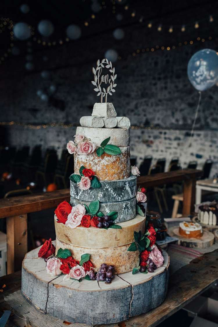 Veľký tvarohový koláč ako občerstvenie na svadobnej hostine