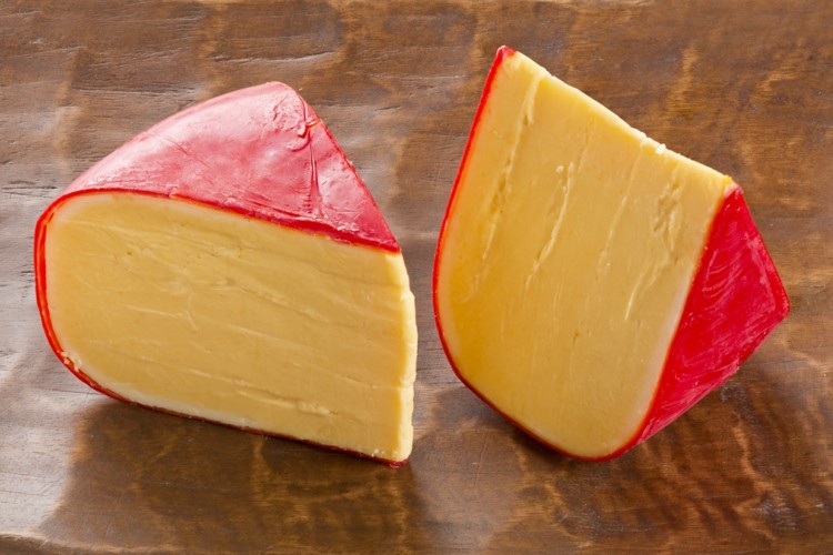 Syr Gouda by sa mal kombinovať s bielym vínom syr a víno gouda-chardonnay-biele-víno-nápad-francúzsko