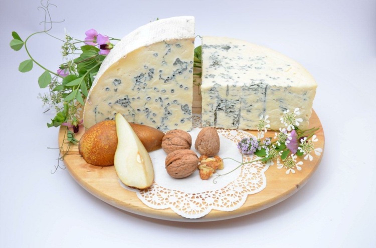 Tipy na syr a víno - plesňový syr a dezertné víno sa k sebe hodia syr-víno-gorgonzola-muškátový oriešok-víno-sladké-plesne-syr-nápady-tipy