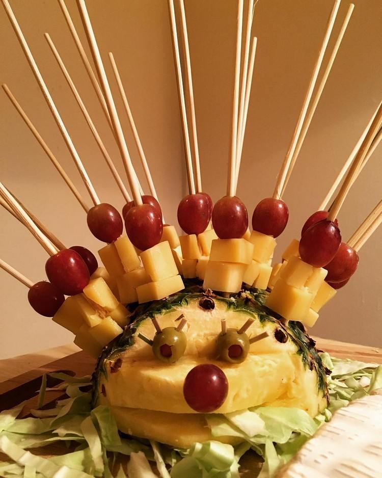 syr ježko pozadie ananás syr špajle cherry paradajky