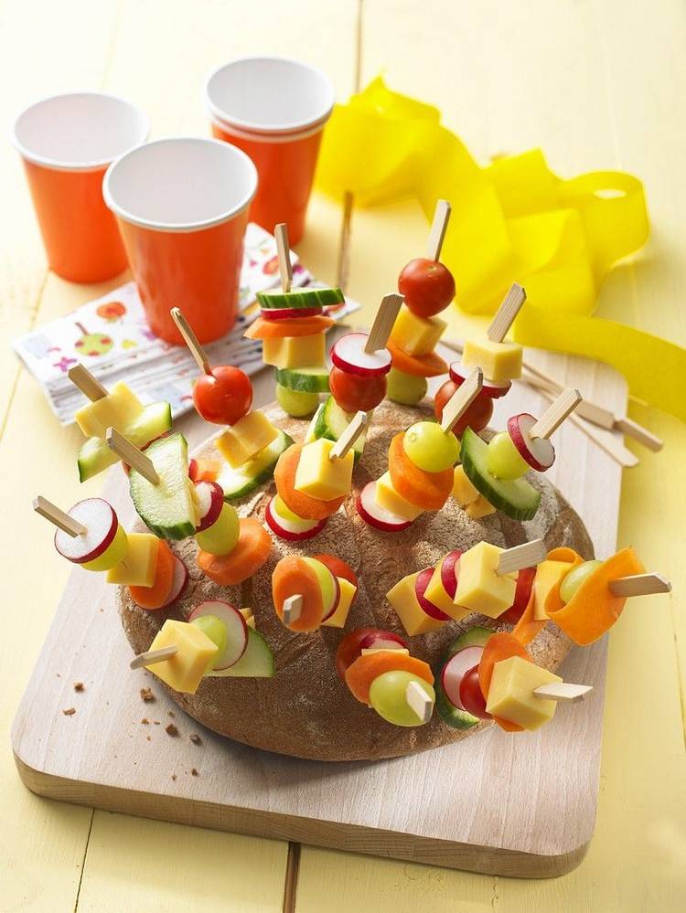 chlieb syr ježko zelenina hroznové špízy