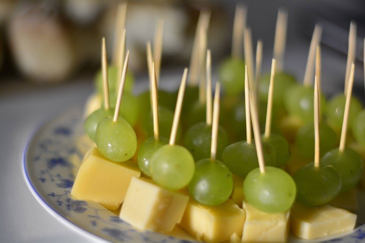 Vyrobte si syrové hroznové špízy pre syrových ježkov