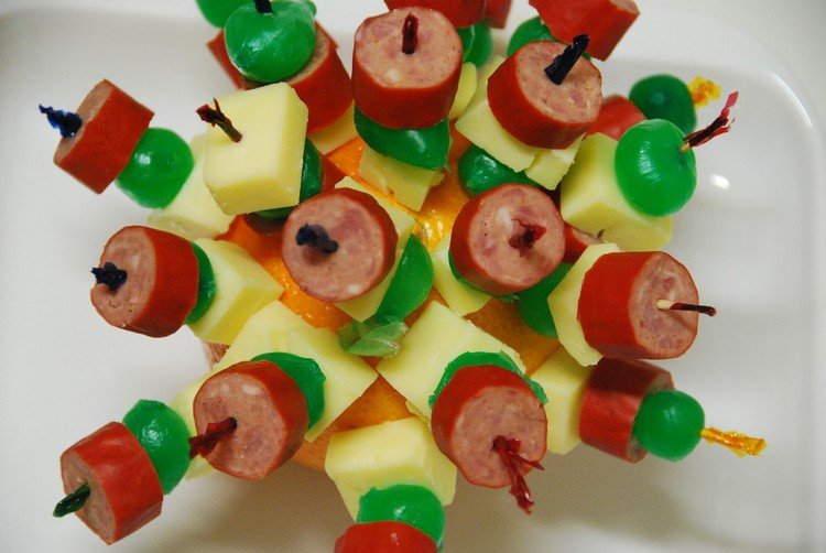 syr klobása ježko večierky príprava jedla