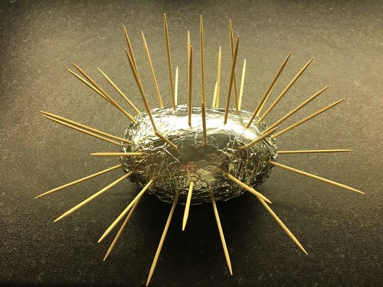 Vyrobte si syrových ježkov sami z podzemných špáradiel zo zemiakovej alobalu