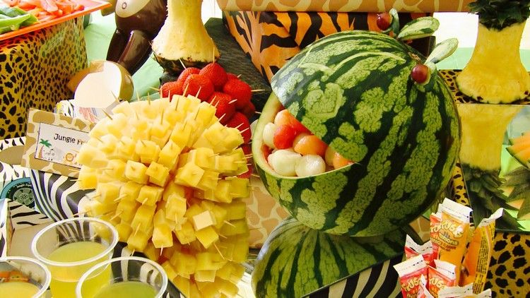 Narodeniny syra a ježka vyrezávané z vodného melónu, jedlo pre deti