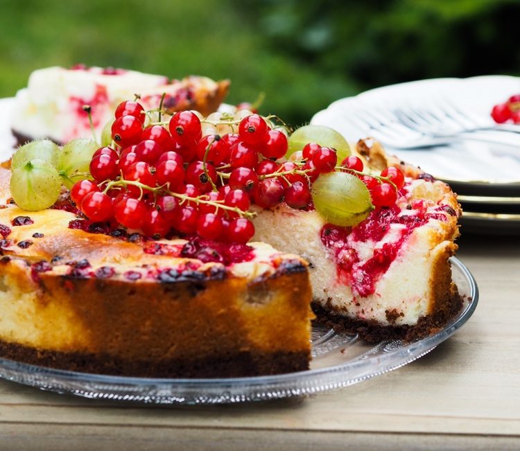 Cheesecake s červenými ríbezľami perfektný v lete