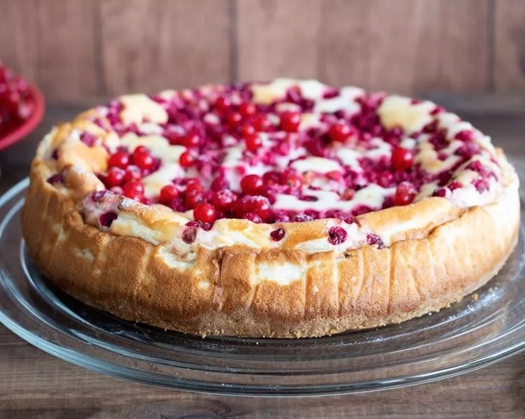 Pečený tvarohový koláč s ríbezľami a sušienkovou kôrkou