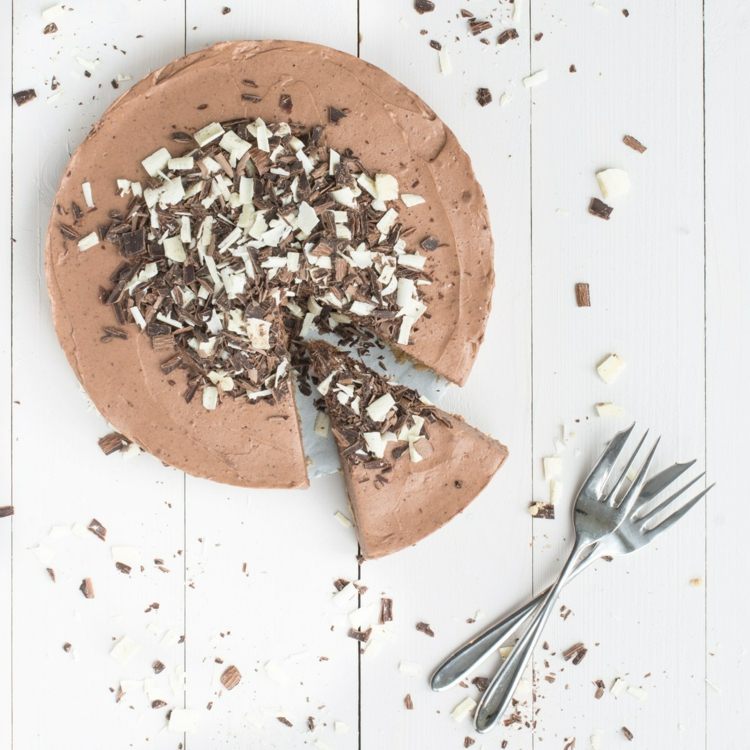 jednoduchý tvarohový koláč bez pečenia ozdobený čokoládou