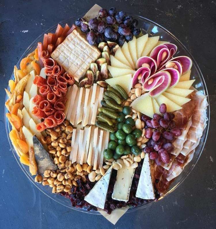 Atraktívny syrový tanier s olivami, kyslou uhorkou a hroznom Servírovanie syrového taniera salámové rolky-plátky-kukuričná uhorka-hrozienka-figy-šunka-hrozno-syrové plátky-3