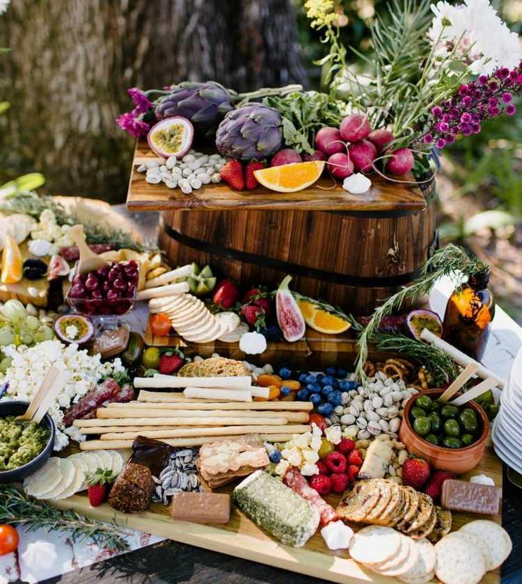 Syrový tanier na rôznych úrovniach so slanými sušienkami, olivami a ovocím Usporiadajte syrový tanier syry-figy-olivy-podlahy-sušienky-drevené dosky-maliny-tanier-sud-kvety-pomaranče-rozmarín-vetvičky-4