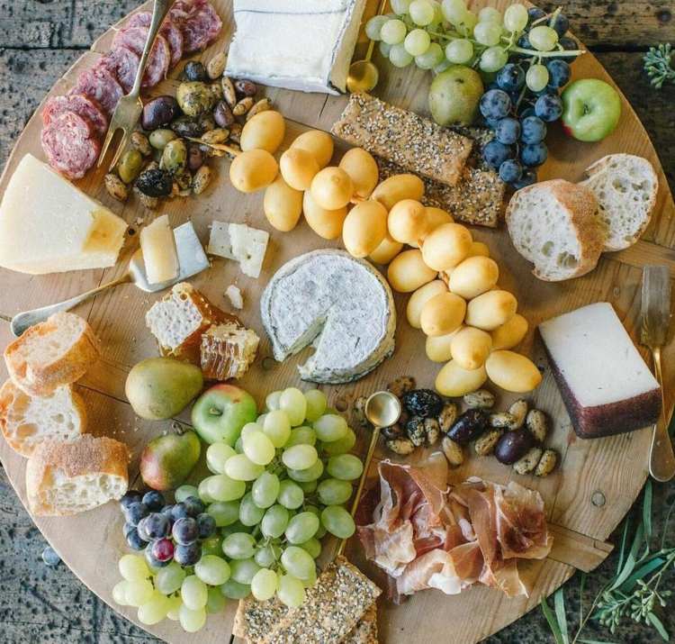 Okrúhla drevená doska so syrom, hroznom a krajcami chleba syr-tanier-servirovanie-okrúhly-drevený-doska-halda-hroznový-druhy-krajce-krajce-knäckebrotu-med-saláma-jablká-hruška-6