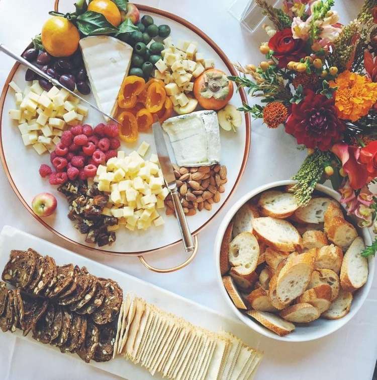 Tanier so syrom nakrájaným na kocky, zeleninou a ovocím Syrovo-tanierova-paprika-tomel-mandlovo-syr-na kocky-olivove-misky-chlebove-rezane-pecivo-vydarene-malinove-kvety-7