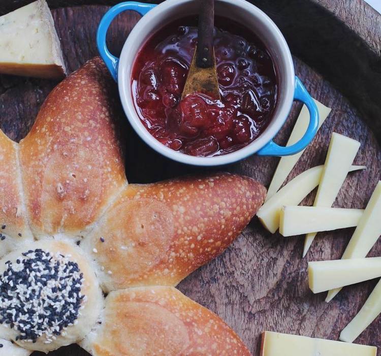 Chlieb v tvare hviezdy so syrom všade naokolo a džemom syr-tanier-servirovanie-pecivo-pecivo-tvar-hviezdicka-sezam-cierne-biele-tvarohove tycinky-kusky-misa-dzem-jahody-8