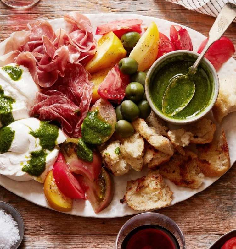 Syrový tanier v talianskom štýle s pestom syr-tanier-servírovanie-chlieb-gratinovaný-pesto-lyžica-mozzarella-paradajkové-plátky-olivy-salám-šunka-soľ-víno-10