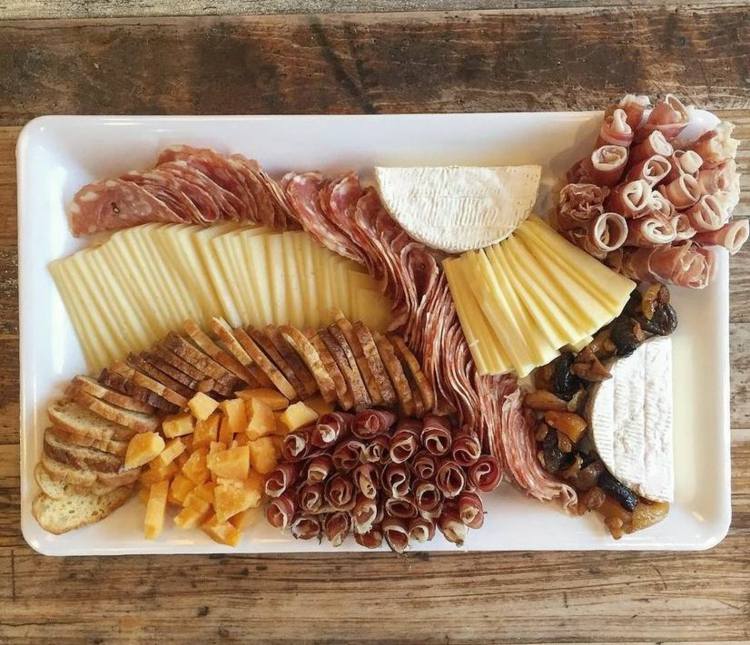 Syrový tanier so salámovými plátkami a salámovými rolkami syrový tanier-servírovací tanier-obdĺžnikový-biele-salámové-rolky-salámové-plátky-ovocné-suché-plátky-plátky-rôzne-12