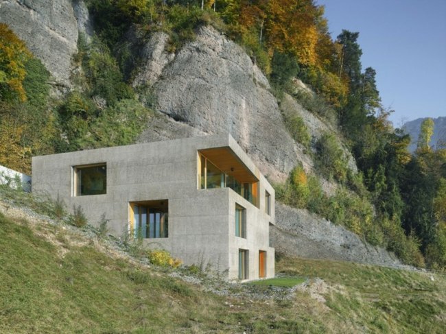 Svahové betónové drevené balkóny modernej architektúry Novostavba svahu betónu moderná architektúra