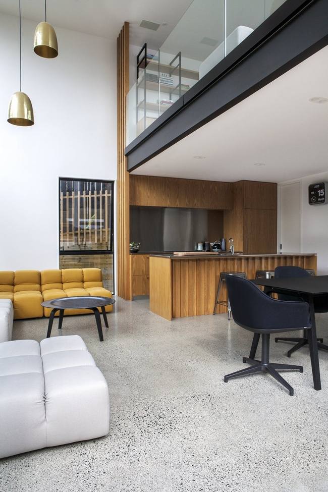 Zariadenie bytu-dizajn s vysokým stropom-nápady, závesné svetlá, mosadz, drevená kuchyňa