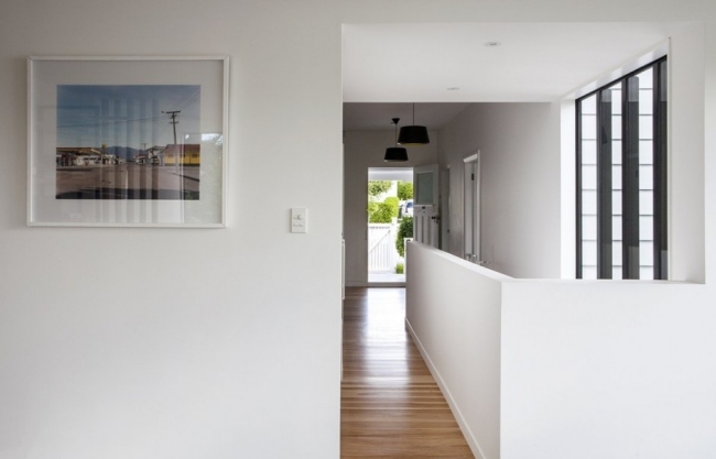 Medziposchodie v prevedení chodby, zavesené obrázky