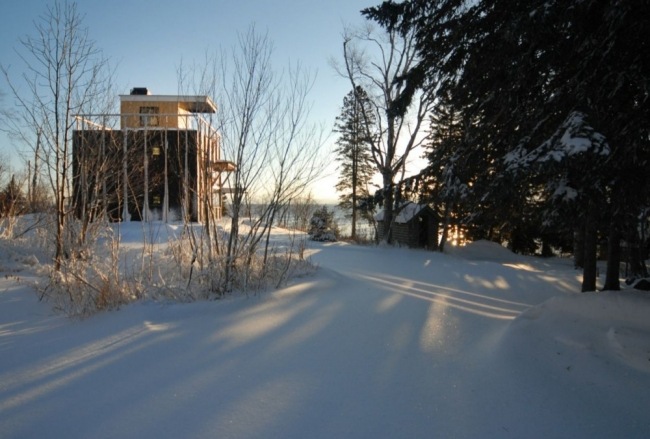 kockovitý dom vo svahu lesná krajina-drevená terasa na streche-krajina