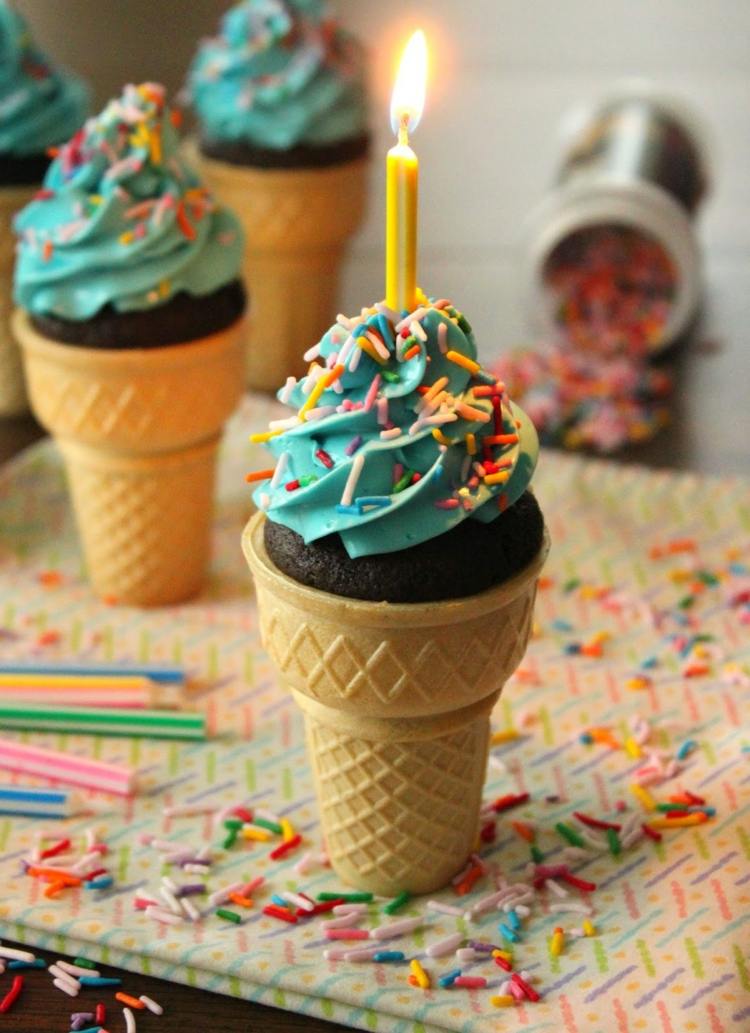 narodeninová torta cukor posype čokoládovú tortu mini torta