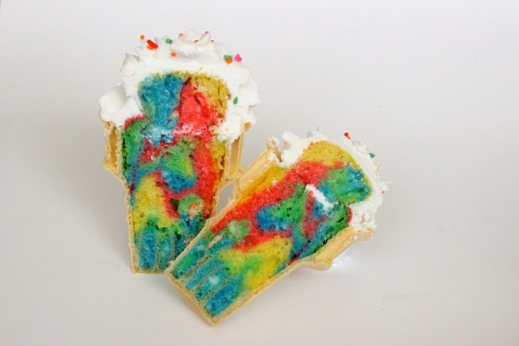 Dúhové cesto na koláče vo vafle na detskú narodeninovú oslavu