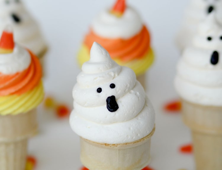 Upečte na Halloween malé koláčiky vo oblátkach - duch s bielym krémom