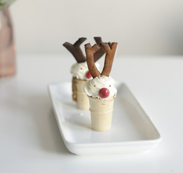 Torta vo waflovom pohári na zimu a Vianoce so sobom Rudolfom