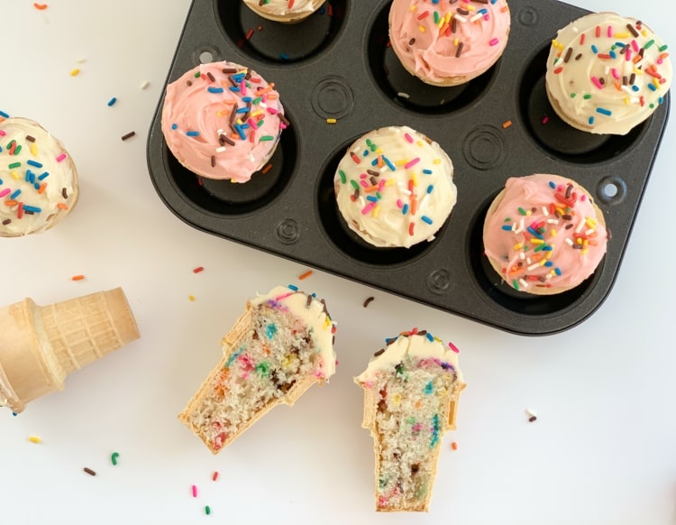 Recept na malé koláče v zmrzlinovom kornútku s drobenkou alebo bez drobenia v cestíčku