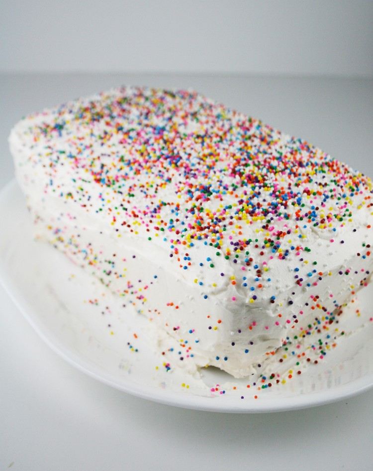 Tortu s prekvapením potrieme krémom a ozdobíme posýpka s koláčom-s-prekvapením-box-koláč-so-srdcom-glazúra-cukor