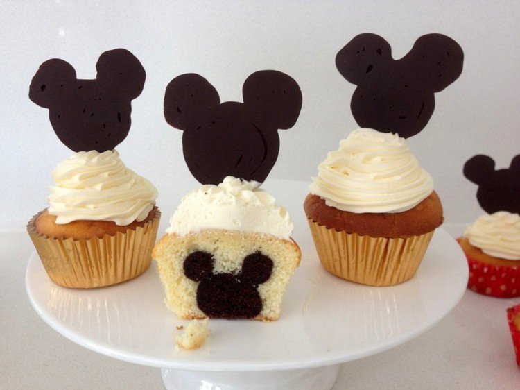 Košíčky so skrytým motívom Mickey Mouse koláč-s-prekvapením-mickey-mouse-prekvapenie-vnútri-cupcakes