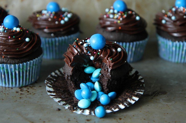 Pripravte si čokoládové muffiny s prekvapením torty-s-prekvapenim-cokoladove-muffiny-plnky-smarties