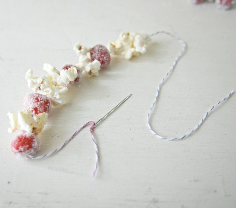 Ako navliecť jedlý koláč veniec popcorn brusnice