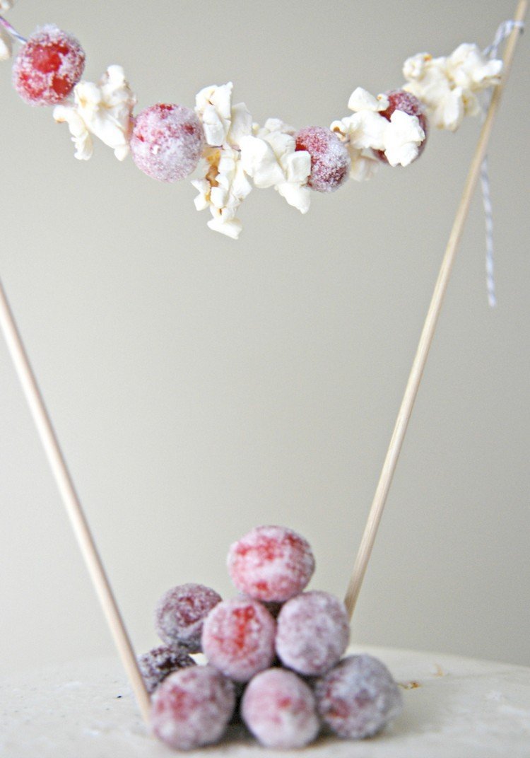 jedlý koláčový veniec ako ozdoba koláča brusnice popcorn