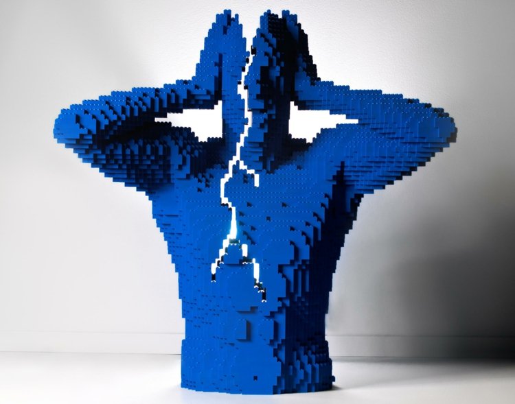 Na dizajn bolo použitých nespočetné množstvo kociek Lego Trhanie-umenie-z-lego-modrej-farby-hornej časti tela-socha
