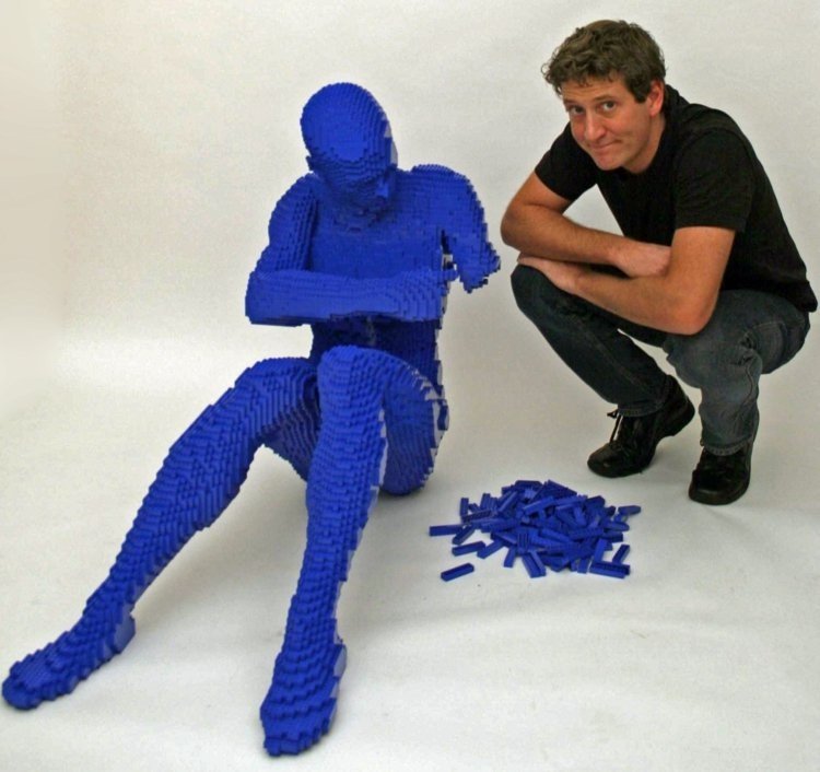Lego figúrka, ktorá sa zdá, že sa montuje sama budovanie umenia z lego-man-nathan-sawaya