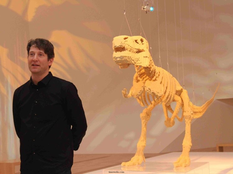 Umelec stojí pred Lego T-Rex umenie-lego-sawaya-design-t-rex-múzeum