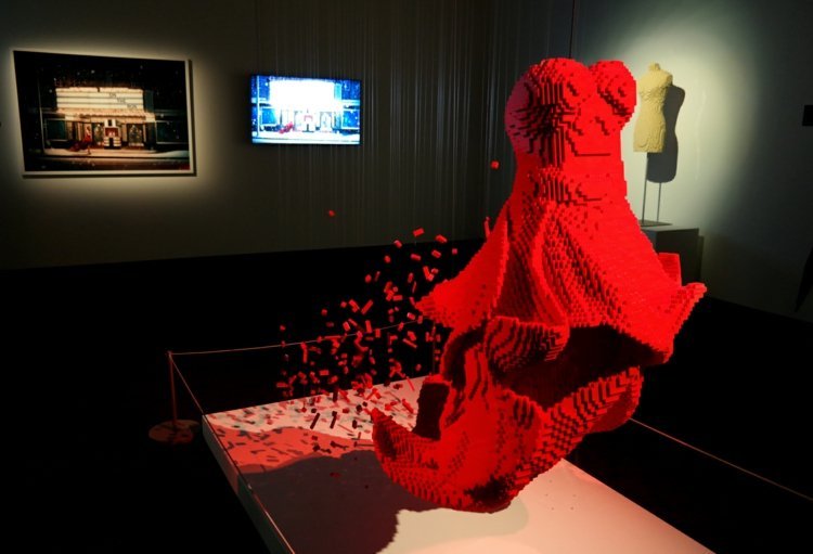 Plávajúce šaty Lego v červenej farbe umenie-lego-červené šaty-atraktívna-kvetinová-optika-ženská