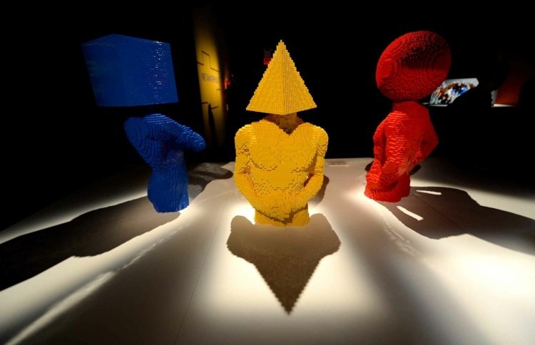 Umenie a geometria spojené umenie-lego-geometria-guľa-pyramída-kocka