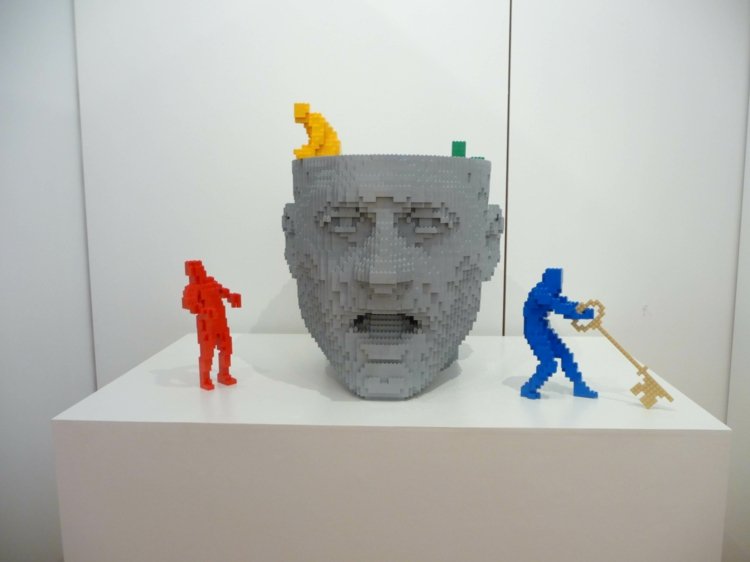 Výstava Lego má skutočný úspech art-lego-šedá-maska-maennchen-modro-červeno-žltá-kľúč