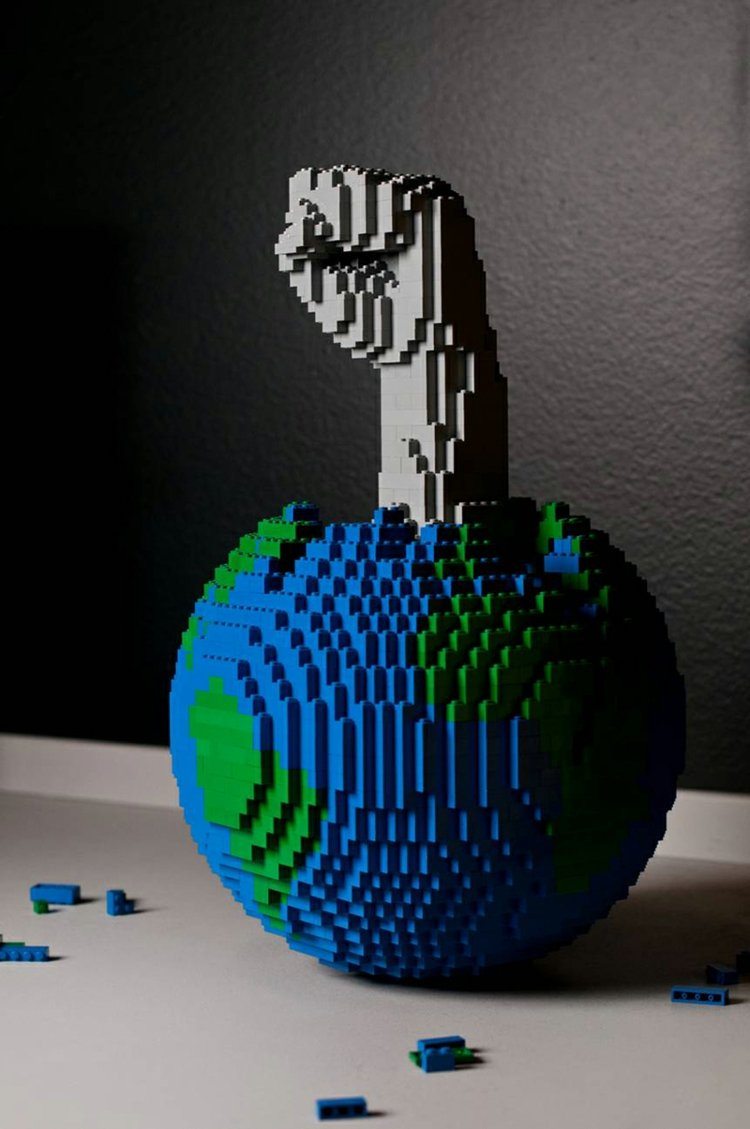 Umenie z lega - svet a päsť umenie-lego-svet-zemeguľa-päsť-boj-modro-zelená