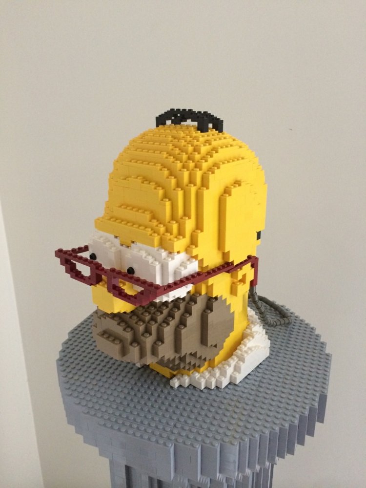 Lego design s Homerom Simpsonom umenie-vyrobený-z-lego-homer-simpson-komiks-inšpirácia-podstavec
