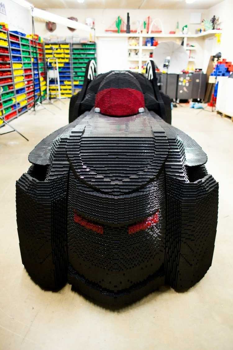 Lego Batmobil art-lego-atraktívny-batmobil-čierno-červený-batman